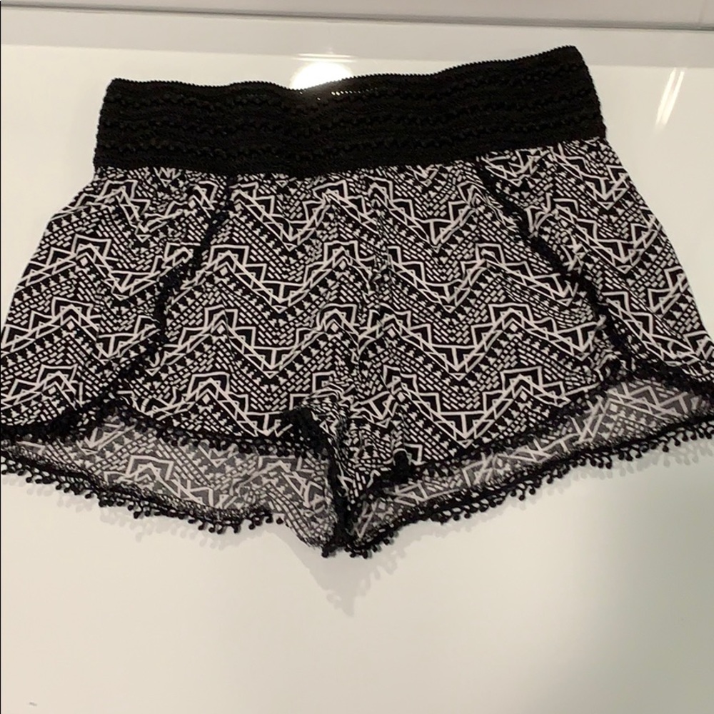 NO BOUNDARIES white and black shorts